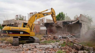 Diyarbakırda kamulaştırılan iki yapının yıkımı yapıldı