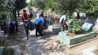 Diyarbakırda mezarlıklarda bayram temizliği