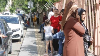 Diyarbakırda öğrenciler içeride aileler dışarıda ter döktü