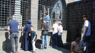 Diyarbakırda öğrenciler YKS öncesi türbe ve camilerde dua etti