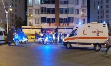 Diyarbakır’da otomobil, çarptığı hafif ticari araç ile alışveriş merkezine girdi: 1 ölü, 7 yaralı