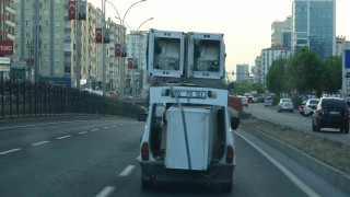 Diyarbakırda otomobile yüklediği eşyalarla kazaya davetiye çıkardı