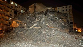 Diyarbakırda yıkımı yapılan ağır hasarlı binanın bir kısmı kendiliğinden çöktü