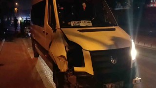 Dur ihtarına uymayan alkollü minibüs sürücüsü polisi peşine taktı