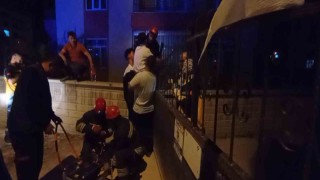 Duvardan atlarken çocuğun bacağına korkuluk demiri saplandı