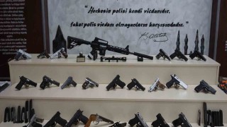 Edirnede ruhsatsız silah operasyonu: Çıkanlar cephaneliği aratmadı