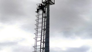 Edremitte elektrik direğine çıkan kişiyi düşmekten polis kurtardı