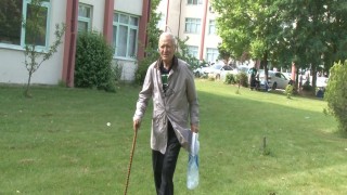 Elinde bastonuyla üniversite sınavına girdi
