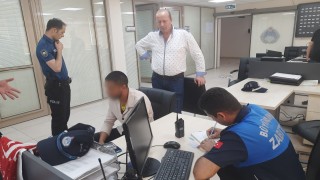 Elinde Türk bayrağıyla Askere gideceğim diyerek para dilenen duygu tacirinin oyunu ortaya çıktı