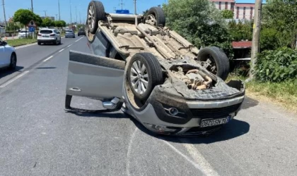 Emniyet şeridindeki araca çarpan otomobilin sürücüsü yaralandı