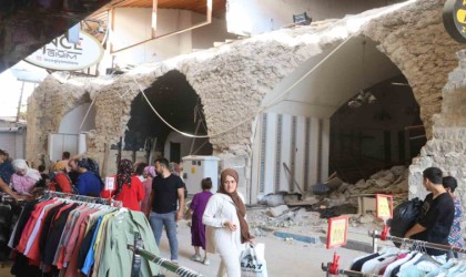 Enkaz kent Hatayda molozların arasında bayram alışverişi