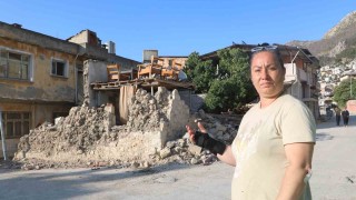 Enkazın ortasında dikkat çeken koltuk takımı