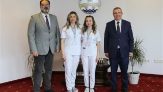 Erasmus öğrencisi anne Gülcan Ahmed ve kızı Fatma Hayrulla mutluluklarını Rektör Tabakoğlu ile paylaştı