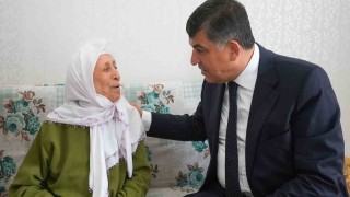 Erdoğan portresi yaşlı çifti mutlu etti.