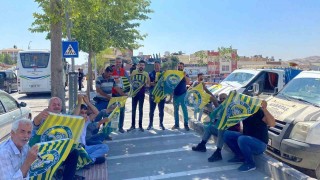 Esnafa Şanlıurfaspor bayrağı dağıtıldı