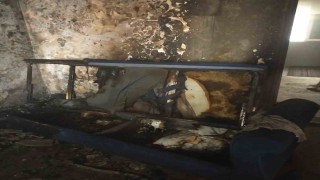 Evde çıkan yangında bir oda tamamen yandı