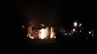 Evin yanındaki baraka alev alev yandı, itfaiye ekipleri faciayı önledi