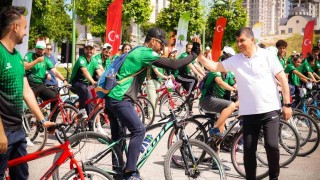 Fadıloğlu, gençlerle birlikte pedal çevirdi