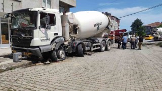Freni boşalan beton mikserini tabela ve kaldırıma çarparak durdurabildi