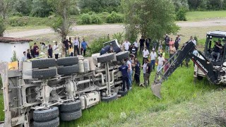 Freni boşalan hafriyat kamyonu şarampole devrildi, sıkışan sürücü 1 saatte kurtarıldı
