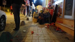 Freni boşalan park halindeki servis midibüsü markete daldı