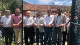 Gedizde merhum muhtar Ali Rıza Güneşin adı köyünde açılışı yapılan halı sahaya verildi