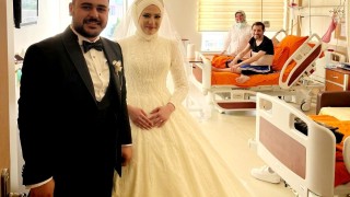 Gelinin vefası: Karaciğer nakli olan dayısını gelinliğiyle hastanede ziyaret etti