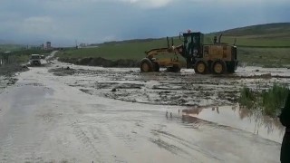 Gemerekte sel yolu ulaşıma kapattı