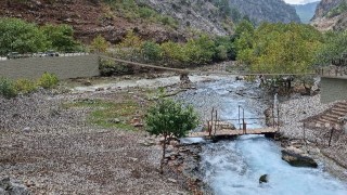 Göksu Şelalesine yaya ulaşımını sağlayan sallanan köprü yenileniyor