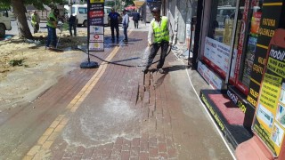 Gölbaşı Belediyesi, cadde ve sokakları temizliyor