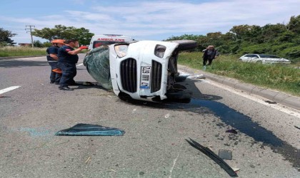 Hafif ticari araç D100de yan yattı: 5 yaralı