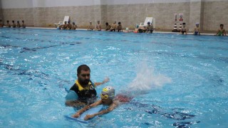 Haliliyede çocuklar yüzme öğreniyor