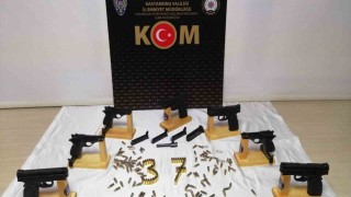 Halıya sarılı takım çantasının içinden çok sayıda tabanca ele geçirildi: 1 gözaltı