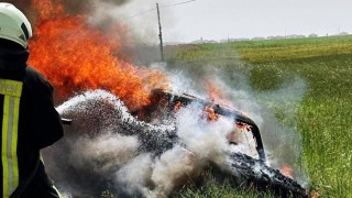 Hareket halindeki otomobil alev alev yandı