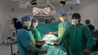 Hastanın mesanesinden 11 santim büyüklüğünde iki büyük taş ameliyatla alındı