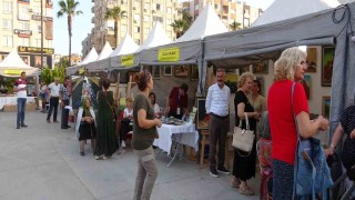 Hatayda iş yerleri yıkılan esnaf, Mersinde açılan stantlarla ayakta kalıyor