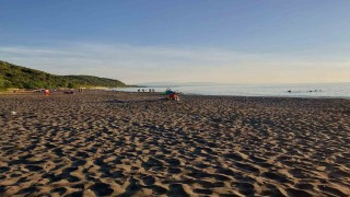 Hava sıcaklığı arttı, vatandaşlar denize koştu