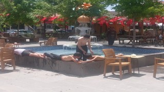 Havalardan bunalan çocuklar süs havuzuna girdi