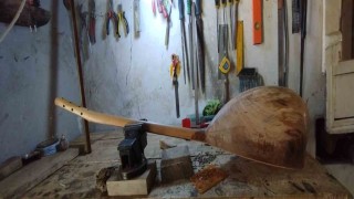 Hayatını kaybeden saz ustası ağabeyinin hatırasını yaşatmak için genç usta kolları sıvadı