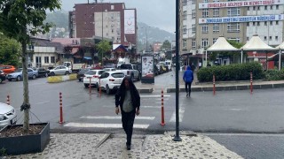 Hazırlıksız yakalandılar, yağmurdan korunmaya çalıştılar