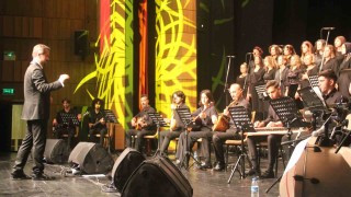 Hekimlerden depremzedelere Türk müziği konseri