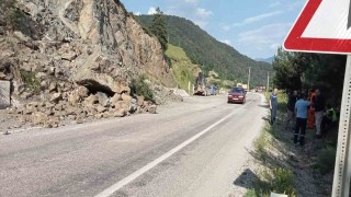 Heyelan nedeniyle dağdan kopan kaya parçaları yolu kapattı