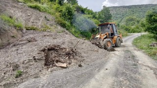 Heyelan sebebiyle zarar gören köy yolları açıldı