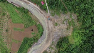 Heyelandan hasar gören yollar onarılıyor