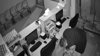 Hırsızlık yaparken yere damlayan kanını delil olmasın diye sildi