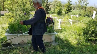 Hisarcıkın Karbasan köyünde gönüllülerden mezarlık temizliği