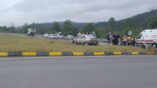 Hurdaya dönen otomobildeki 5 kişi yaralandı