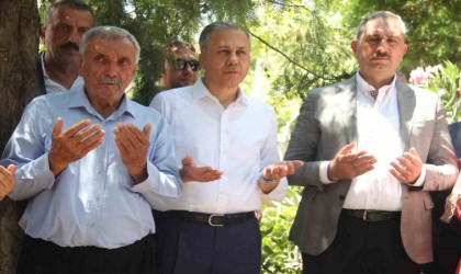 İçişleri Bakanı Ali Yerlikaya İslahiyede depremzedelerle buluştu