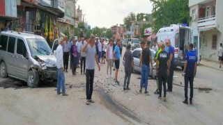 İki araç kafa kafaya çarpıştı: 4 yaralı