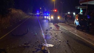 İki otomobil kafa kafaya çarpıştı: 1i ağır 3 yaralı